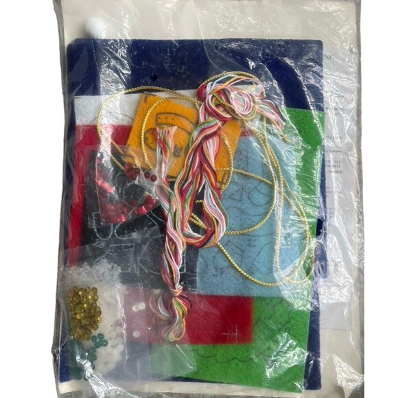 Hobby Kraft Skating Couple 14" Mini Tree Skirt Felt Embroidery Kit Snowman - Picture 2 of 2